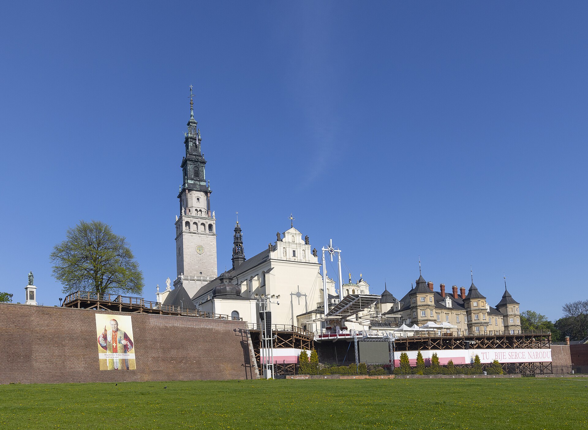 Klasztor na Jasnej Górze z wieżą bazyliki widziany od strony błoni